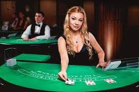 Layar permainan live dealer setiabet88 menampilkan meja blackjack dengan dealer langsung